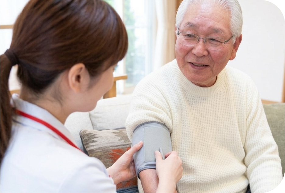 利用者様の血圧を測る看護師
