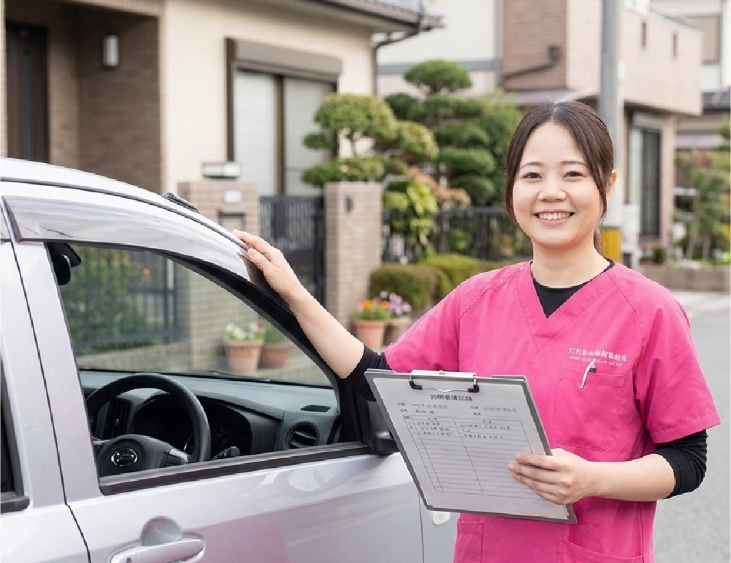 社用車で訪問に向かう看護師