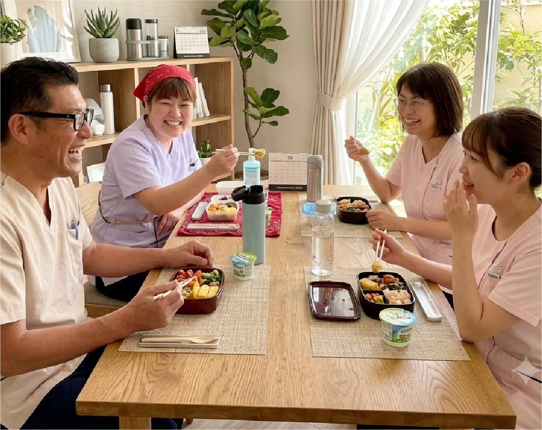休憩スペースで昼食をとるスタッフ