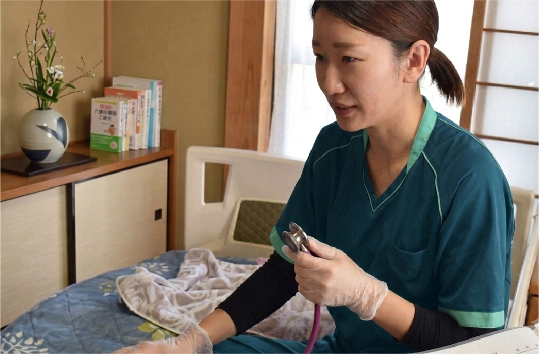 利用者様のご自宅で看護を行う様子